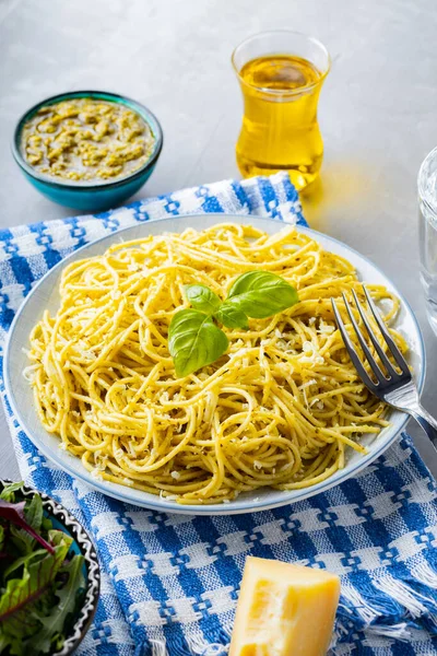 Pasta Соусом Інгредієнтами Спагетті Соусом Базилієм Сірому Тлі Традиційна Італійська — стокове фото