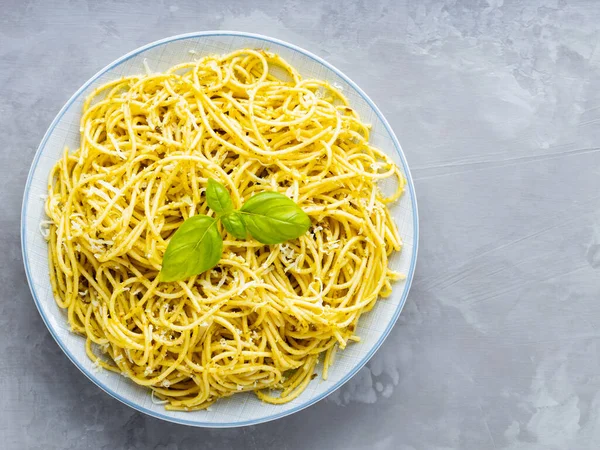Спагетті Соусом Пепто Сиром Пармезаном Сірому Фоні Італійська Макарони Соусом — стокове фото