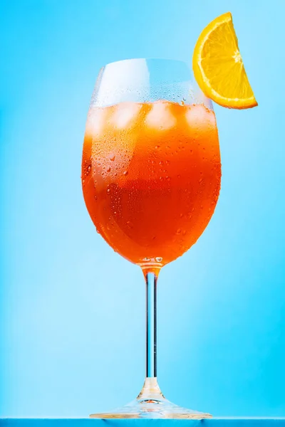 Aperol Spritz Cocktail Com Uma Fatia Laranja Copo Aperol Coquetel — Fotografia de Stock