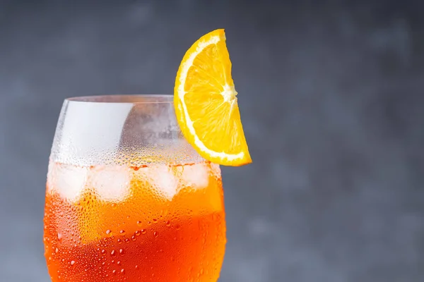 Koktél Aperol Spricc Egy Pohár Koktél Aperol Spricc Szürke Háttérrel — Stock Fotó