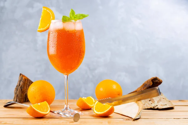 Aperol Spritz Koktél Bártartozékokkal Olasz Aperol Spritz Koktél Egy Szeletelt — Stock Fotó