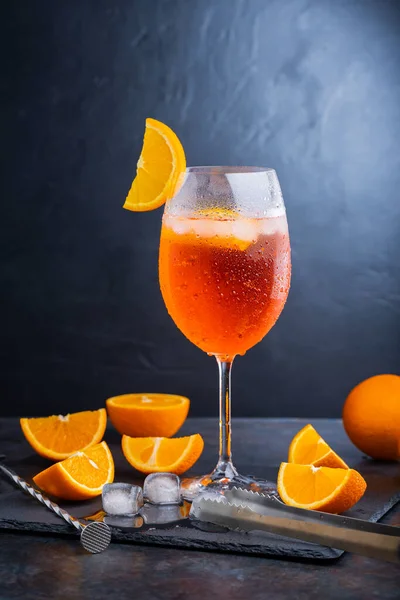 Aperol Sprey Kokteyli Bar Aksesuarları Talyan Aperol Sprey Kokteyli Koyu — Stok fotoğraf