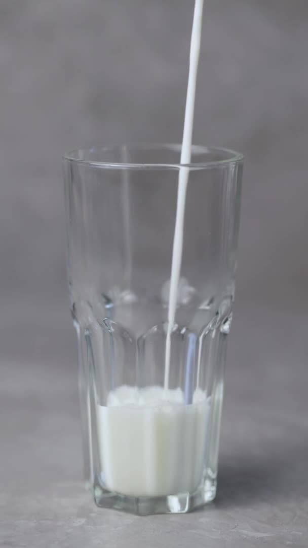Süt Gri Arka Plandaki Bir Bardağa Dökülür Süt Ürünü Konsepti — Stok video