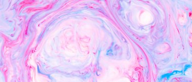 Sıvı Sanat. Dekoratif spiraller ve girdaplarla dokulu soyut sıvı boya. Sıvı pembe arka plan. Moda duvar kağıdı