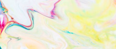 Sıvı yüzeyde çok renkli çizgiler ve noktalar. Sıvı sanat tekniğiyle yapılan soyut bir arka plan. Renkli bir zemin. Akışkan sanat