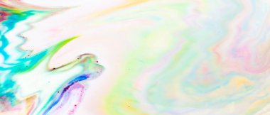 Sıvı yüzeyde çok renkli çizgiler ve noktalar. Sıvı sanat tekniğiyle yapılan soyut bir arka plan. Renkli bir zemin. Akışkan sanat