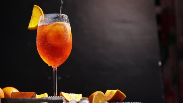 Aperol Spritz用鸡尾酒勺 鸡尾酒开胃酒 配橙片 冰块和薄荷 夏季鸡尾酒杯周围的相机运动 — 图库视频影像