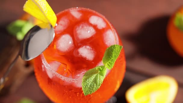 Aperol Spritz Dengan Sendok Koktail Cocktail Aperol Spritz Dengan Irisan — Stok Video