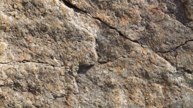 Granit yüzey. Granit taşın dokusu. Doğal taş yüzeyini çatlatmış. Boşluğu kopyala