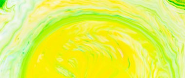 Soyut sarı-yeşil sıvı arka plan. Döngüsel girdaplı yeşil boya deseni. Moda duvar kâğıdı. Eko kavramı