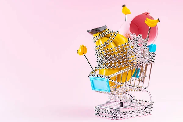 Einkaufswagen Mit Silbernen Weihnachtsperlen Auf Rosa Hintergrund Warenkorb Mit Kreativen — Stockfoto
