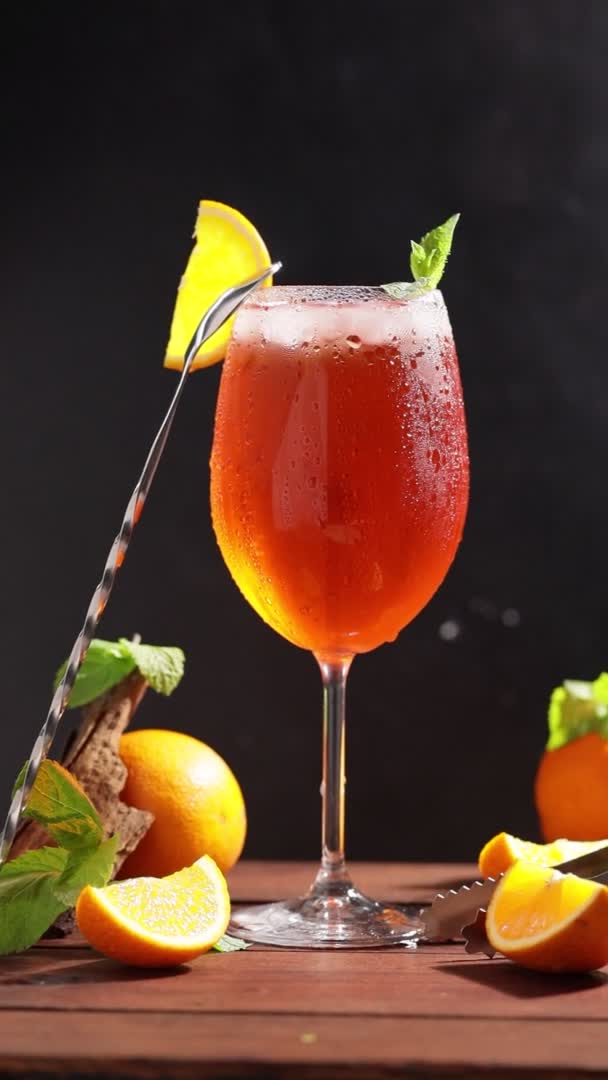 리츠에 칵테일 스푼을 뻐꾸기 아페르 Cocktail Aperol 그리츠 오렌지색 박하가 — 비디오