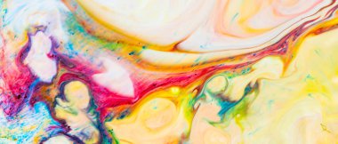 Sıvı yüzeyde çok renkli çizgiler ve noktalar. Sıvı sanat tekniğiyle yapılan soyut bir arka plan. Renkli bir zemin. Akışkan sanat