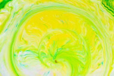 Soyut sarı-yeşil sıvı arka plan. Döngüsel girdaplı yeşil boya deseni. Moda duvar kâğıdı. Eko kavramı