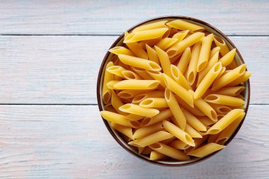 Tahta Arkaplan Üst Görünüm Alanında Kuru Sarı Penne Makarnası