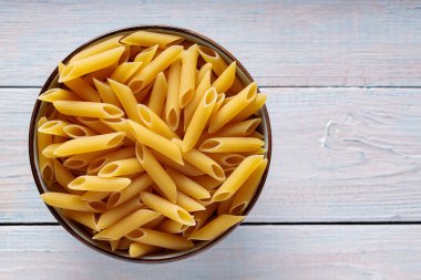 Tahta Arkaplan Üst Görünüm Alanında Kuru Sarı Penne Makarnası