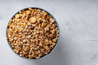 Somut yüzeyde Yulaf ve Fındık ile Ev Yapımı Çıtır Granola Üst Görünüm Boşluğu
