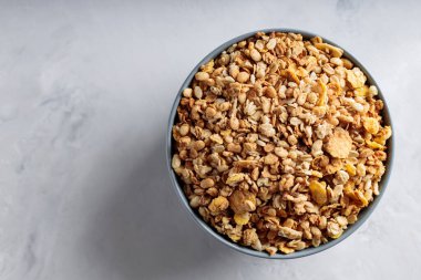 Somut yüzeyde Yulaf ve Fındık ile Ev Yapımı Çıtır Granola Üst Görünüm Boşluğu