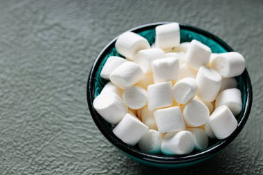 Yeşil Arkaplanda Beyaz Şekerlemeler Kopyalama Boşluğu