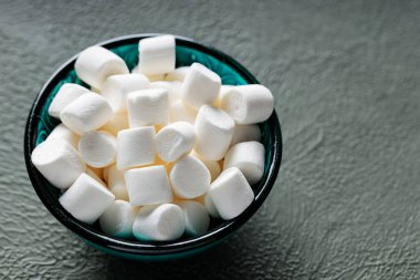 Yeşil Arkaplanda Beyaz Şekerlemeler Kopyalama Boşluğu