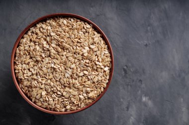 Rustik Seramik Kasesinde Pişmemiş Yulaf Gevrekleri Düz Alan Kopyala