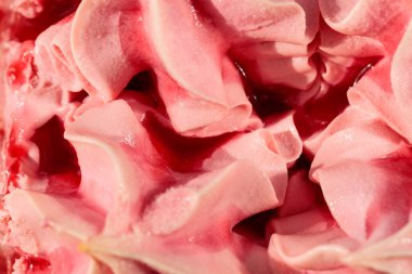 Güneş Işığında Eriyen Çilekli Dondurma