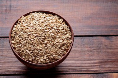 Koyu Ahşap Masa Üzerinde Yuvarlak Yulaf