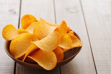 Tahta Masa Yakın Çekim 'de Altın Çıtır Patates cipsi.