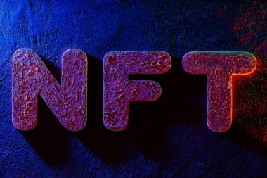 NFT Harfleri Dokulu Yüzeyde Işıklandırma ile Aydınlatılıyor