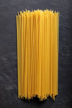 Karanlık Arkaplanda Kuru Spagetti Makarnası