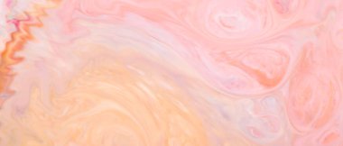 Yumuşak pastel soyut arkaplan, sıvı yüzeyde pembe şeftali girdapları.