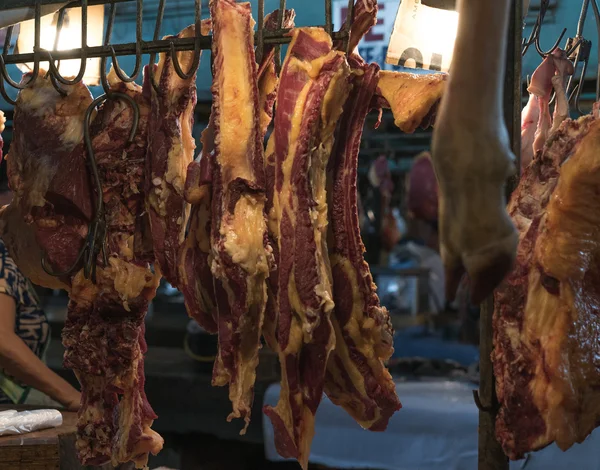 Carne fresca de bovino cortada disponível para venda — Fotografia de Stock