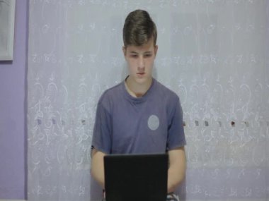 bir dizüstü bilgisayarda adam yazıyor