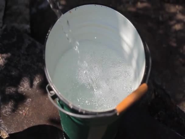 Kristallklart vatten flödar in i skopan — Stockvideo
