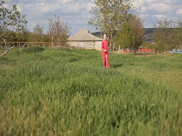 Dziewczyna pracuje i zakochuje się w trawie — Wideo stockowe