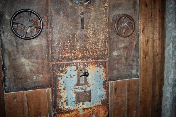 Una vieja puerta oxidada de un búnker subterráneo . — Foto de Stock