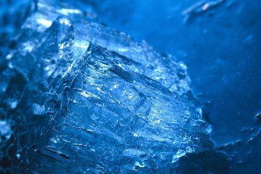 Nehirden güzel parça değerli bir kristal gibi görünüyor