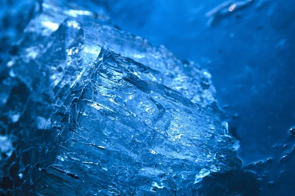 Bellissimo pezzo di ghiaccio dal fiume sembra un cristallo prezioso Foto Stock