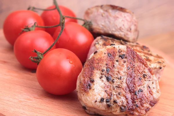 Carne grelhada com tomate — Fotografia de Stock