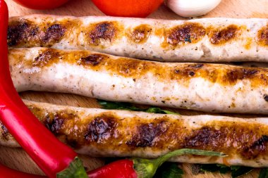 Kırmızı acı biber ve domates ile ızgara sosis