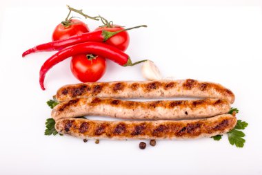 Kırmızı acı biber ve domates ile ızgara sosis
