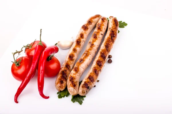 Salsicha grelhada com pimenta vermelha e tomate — Fotografia de Stock
