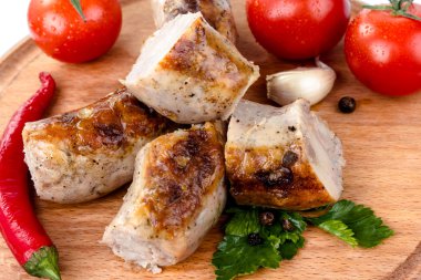 kiraz domates ve biber ile ahşap bir tabak kızarmış domuz sosisi