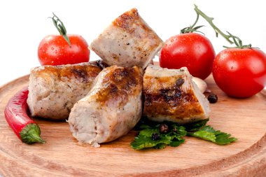 kiraz domates ve biber ile ahşap bir tabak kızarmış domuz sosisi