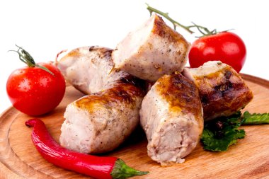 kiraz domates ve biber ile ahşap bir tabak kızarmış domuz sosisi