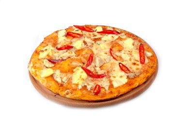 Beyaz bir arka plan üzerinde baharatlı pizza