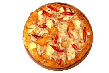 Beyaz bir arka plan üzerinde baharatlı pizza