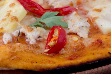 Pizza closeup acı biber, peynir ve domates ile