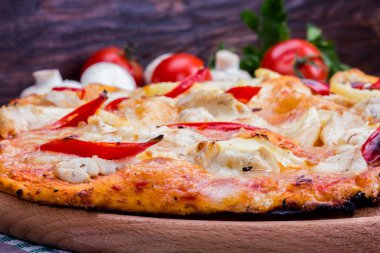 Pizza closeup acı biber, peynir ve domates ile