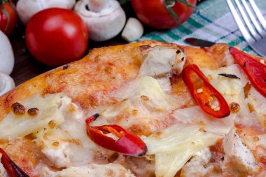 Pizza closeup acı biber, peynir ve domates ile